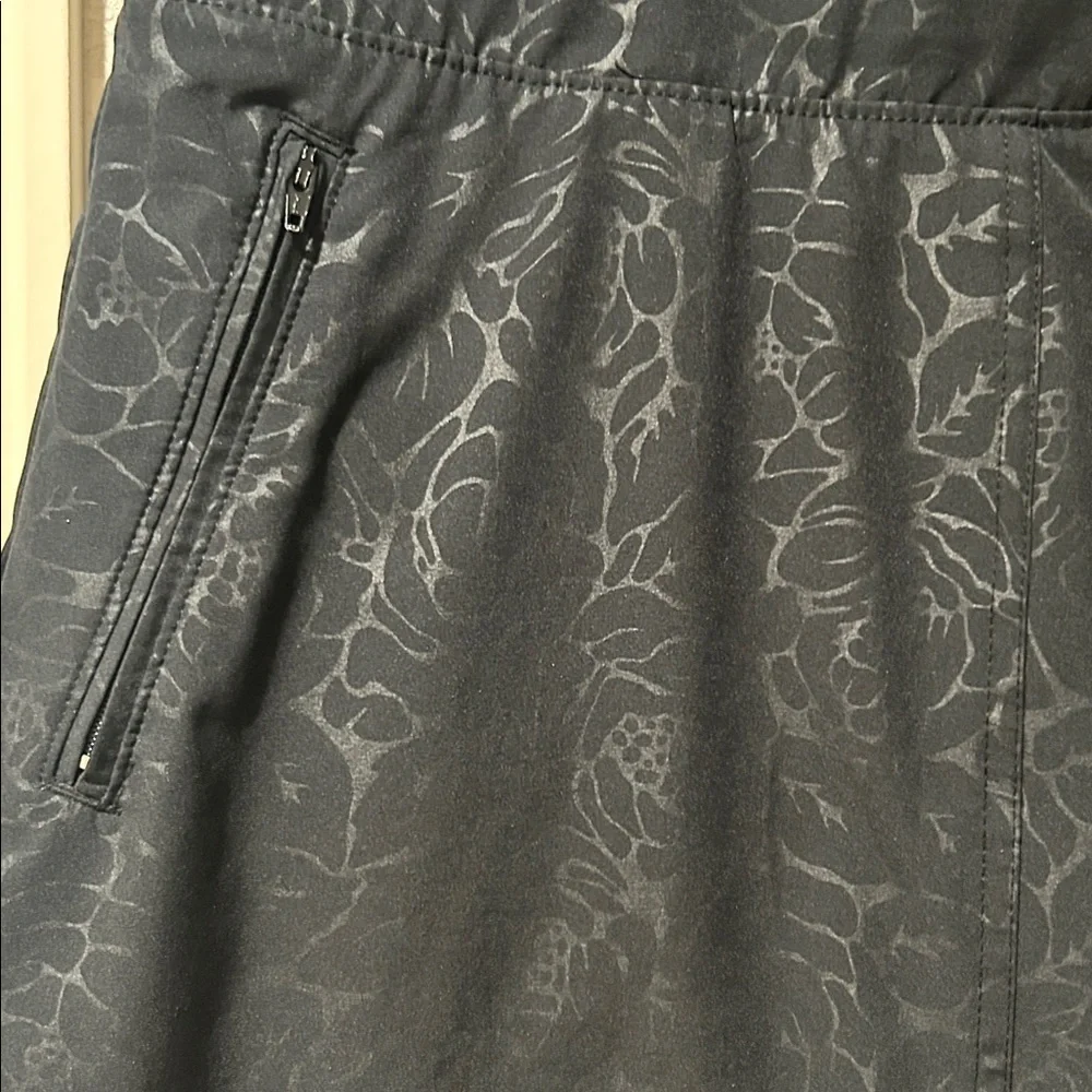 Orvis Embossed Black Rose Pull On Travel Skort